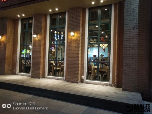 2599元！金立S10体验评测：全球首款四摄像头手机