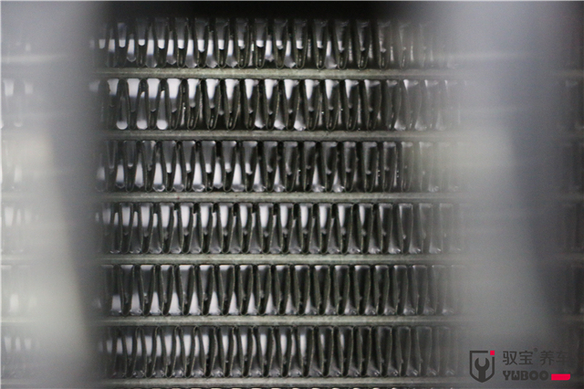 宝马5系水箱温度过高，问题原因竟然是上面盖了一层“棉被”