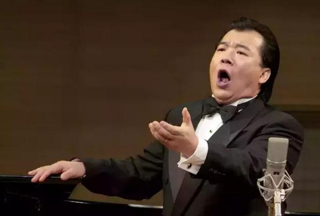 怎么唱歌才能打开喉咙,唱歌喉咙要打开还是闭合