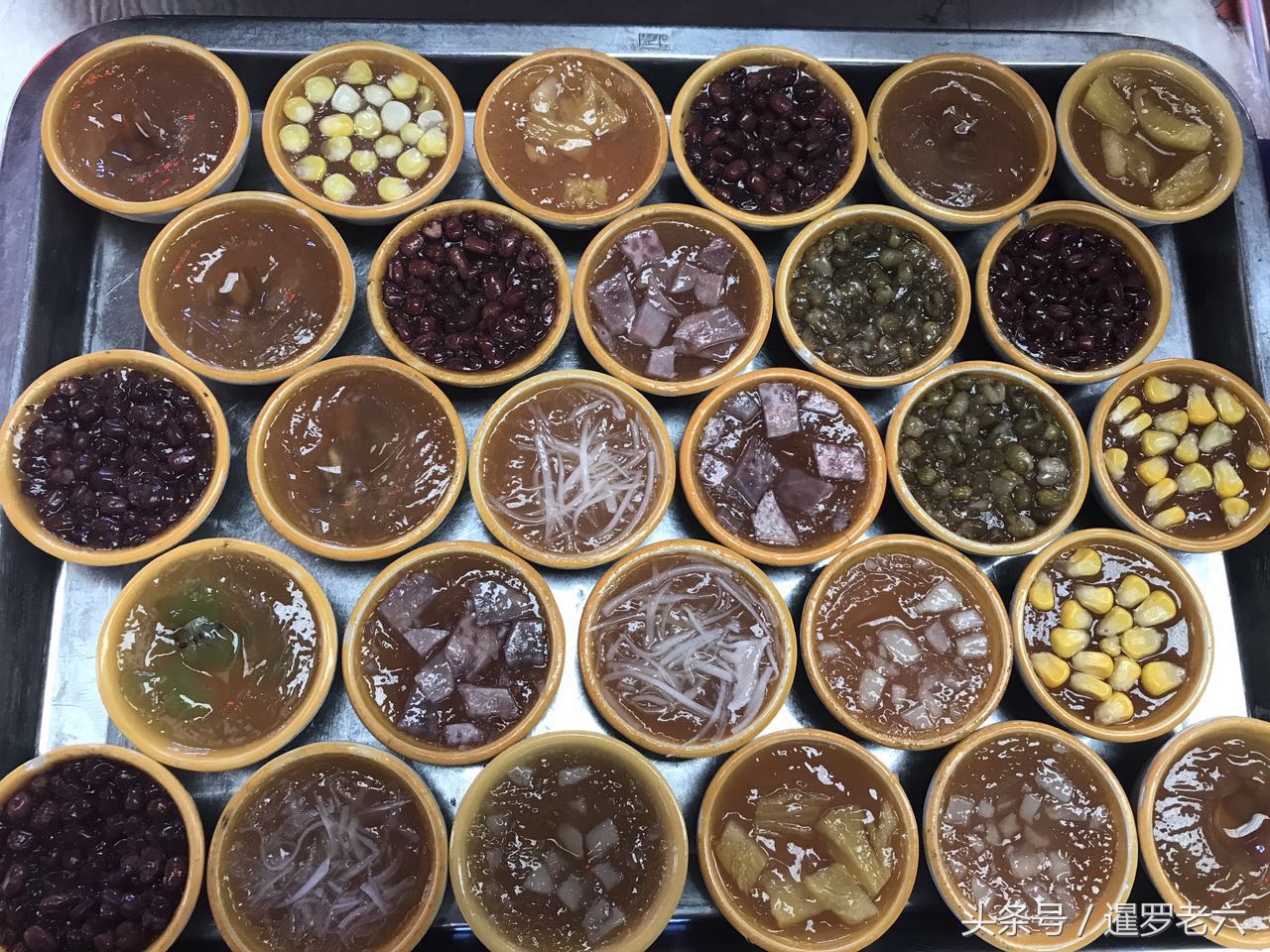 广州天桥摆地摊钵仔糕,广州街边透明钵仔糕