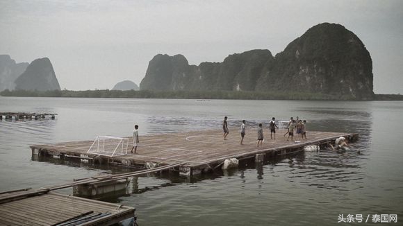 水上足球场的视频,漂浮水上的足球场
