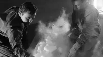 为了复活50年前的“冷冻人”，这个维修工背负了半世纪的骂名