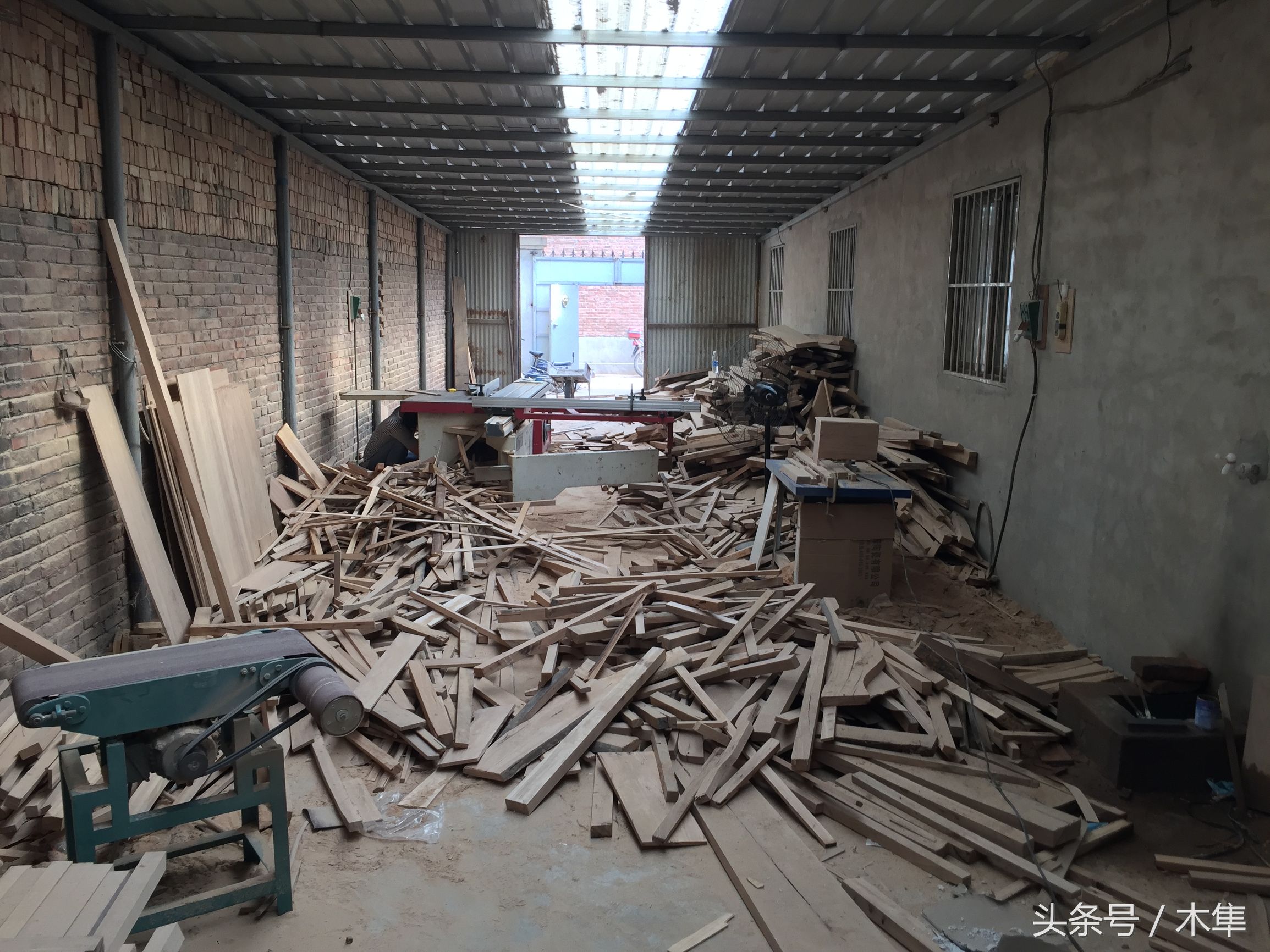 带大家参观红木家具厂,家具小作坊