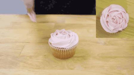最简单蛋糕裱花教程新手,纸杯蛋糕裱花零基础视频教程