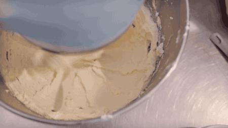 最简单蛋糕裱花教程新手,纸杯蛋糕裱花零基础视频教程