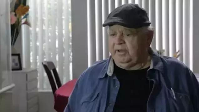 为了复活50年前的“冷冻人”，这个维修工背负了半世纪的骂名