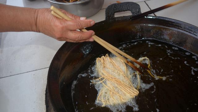 这个炸物10元1袋的炸物，景区大集卖疯了！原来是用它做成的？