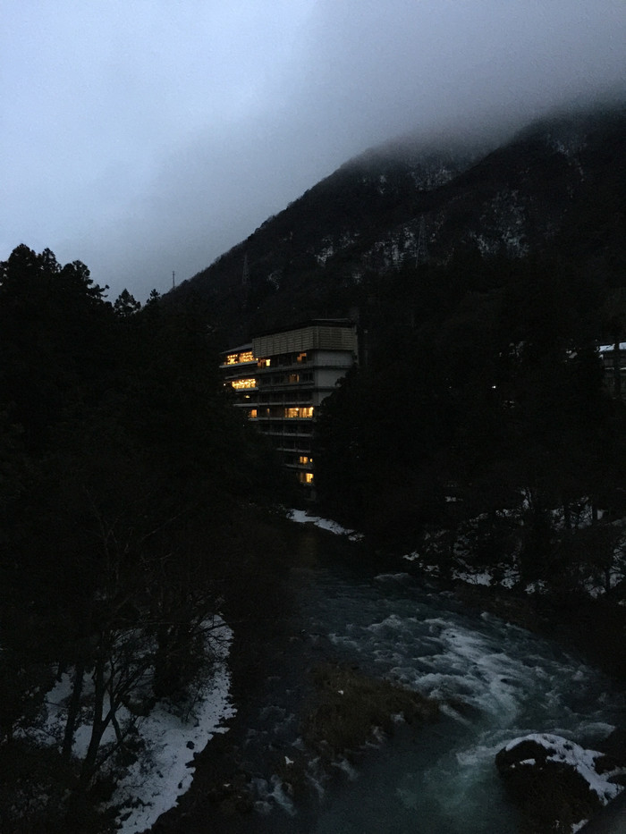 日本的冬天依旧色彩绚烂,冬季日本的冰雪阳光