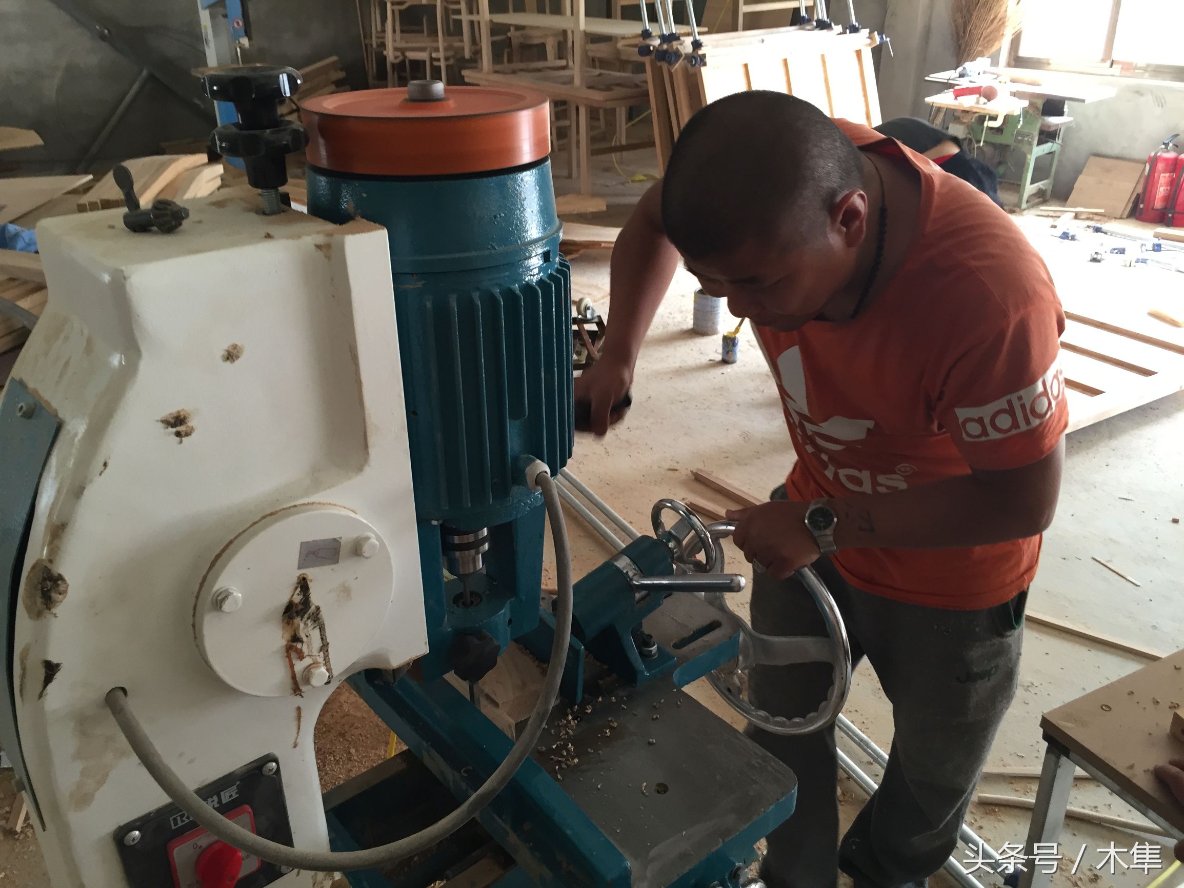 带大家参观红木家具厂,家具小作坊