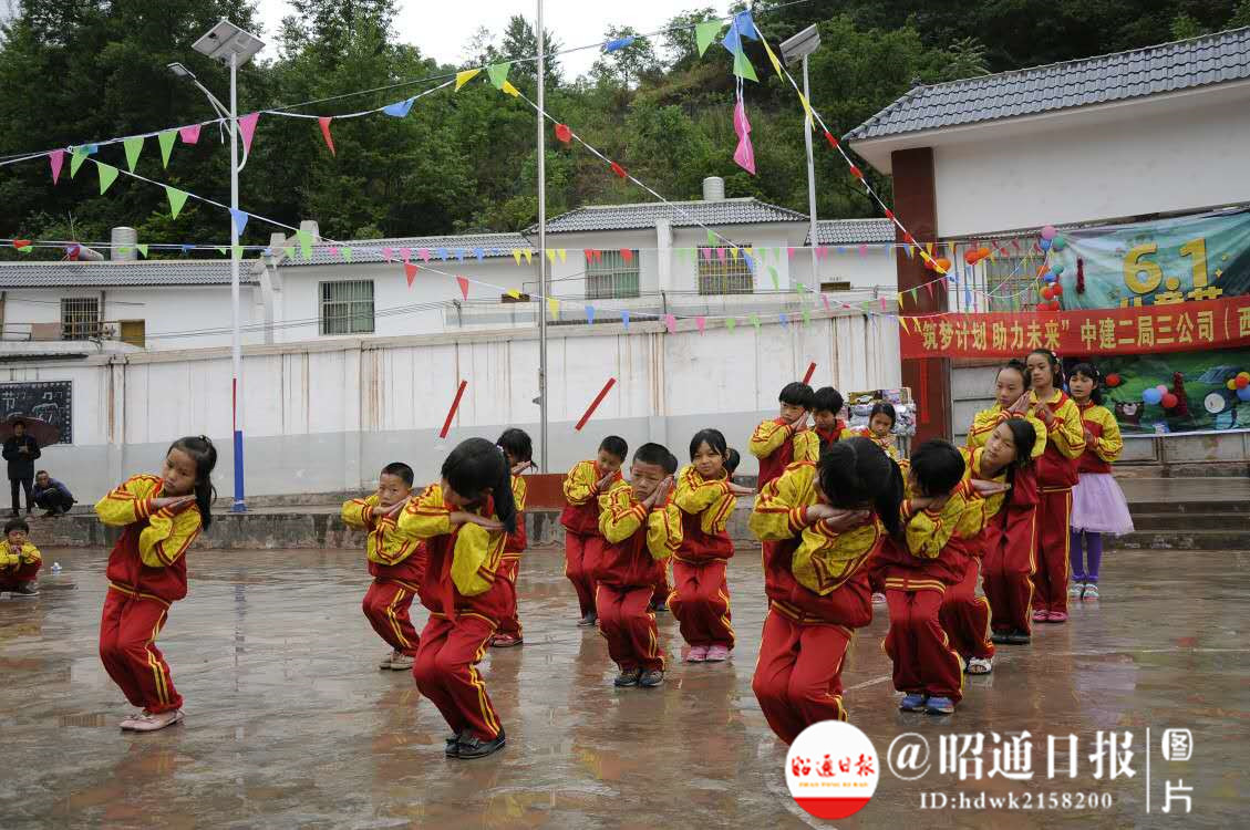 不远千里来昭通山区，中建二局三公司职工为的是和孩子过一个节日