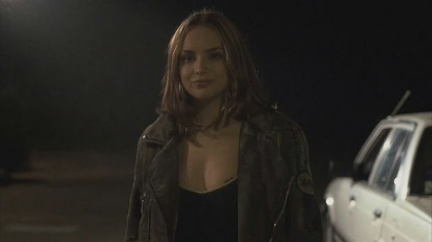 万恶之源绝不是脚踏三条船的大波妹，该是圣母内脑袋