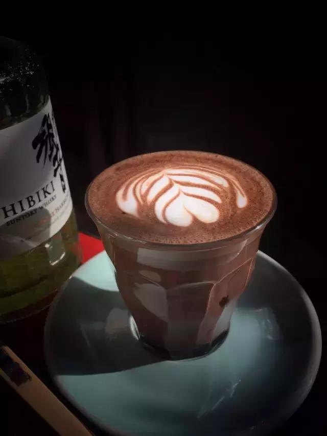 一对夫妻一墙之隔开两家咖啡店，上演的不是相爱相杀，而是了解