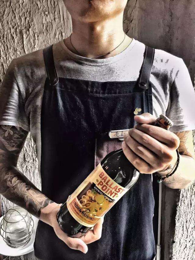 一对夫妻一墙之隔开两家咖啡店，上演的不是相爱相杀，而是了解