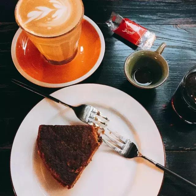 一对夫妻一墙之隔开两家咖啡店，上演的不是相爱相杀，而是了解