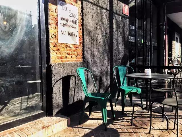 一对夫妻一墙之隔开两家咖啡店，上演的不是相爱相杀，而是了解