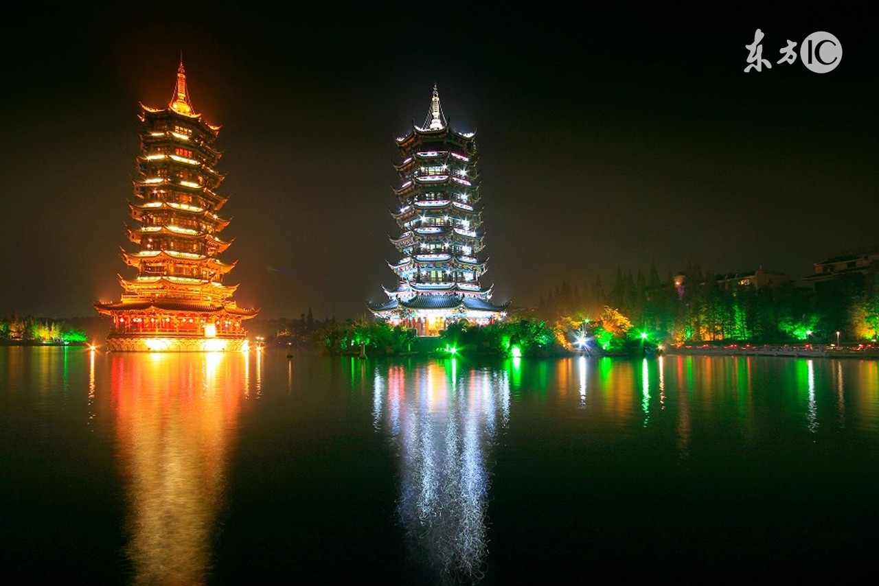 日月晶华通天地，月明灯亮定乾坤