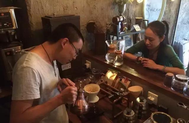 一对夫妻一墙之隔开两家咖啡店，上演的不是相爱相杀，而是了解