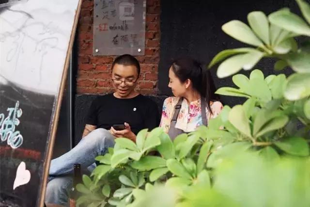 一对夫妻一墙之隔开两家咖啡店，上演的不是相爱相杀，而是了解