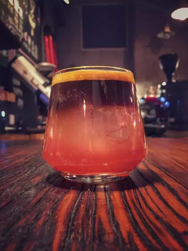 一对夫妻一墙之隔开两家咖啡店，上演的不是相爱相杀，而是了解