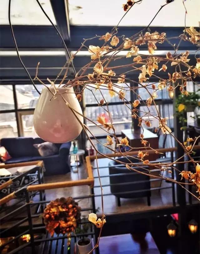 一对夫妻一墙之隔开两家咖啡店，上演的不是相爱相杀，而是了解