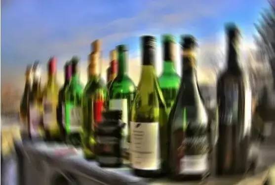 多喝水真的能把体内尿酸降下来吗,尿酸高晚上多喝水对肾有影响吗