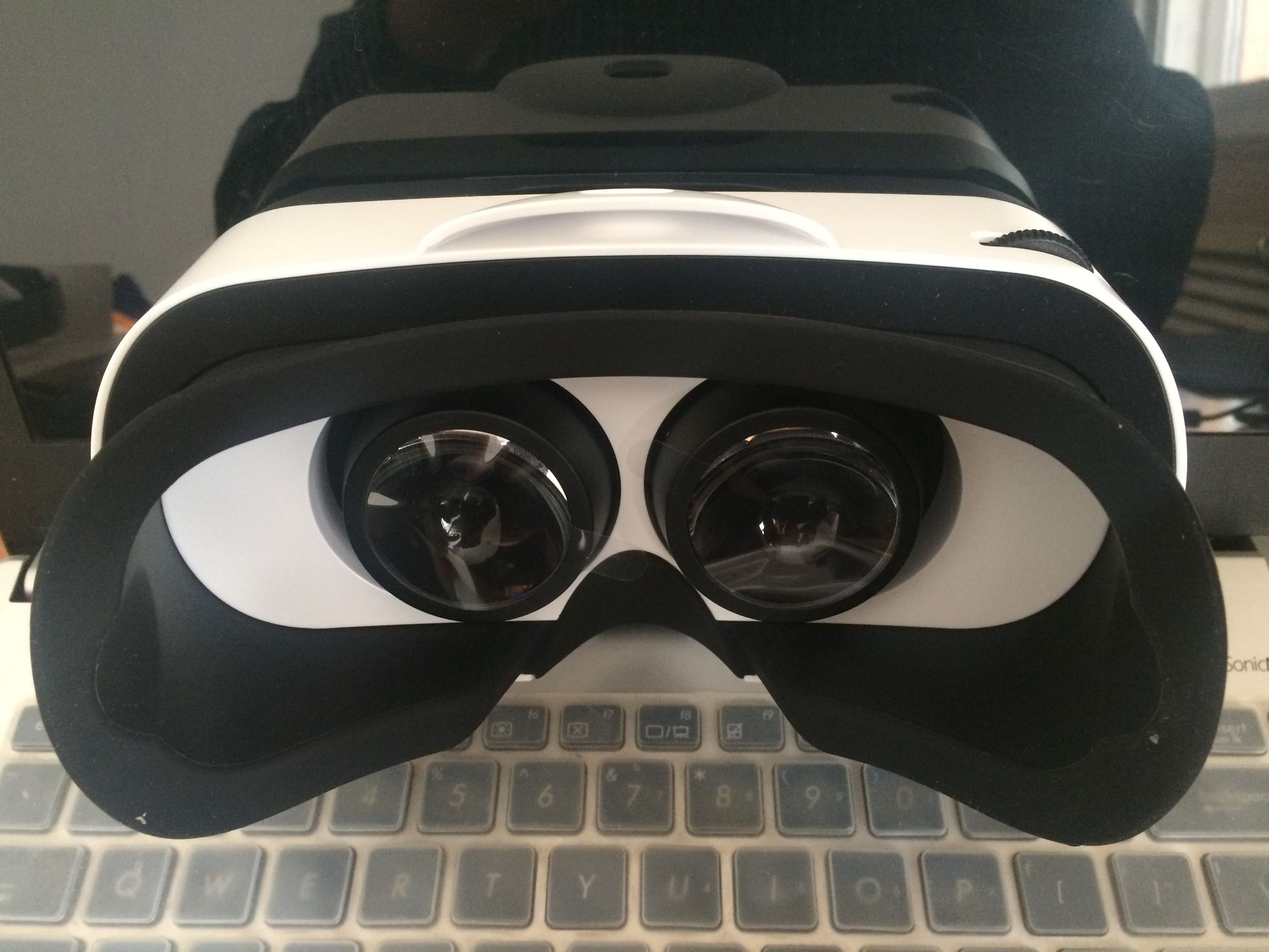 暴风魔镜4代和vr哪个舒服,暴风魔镜vr最后一款