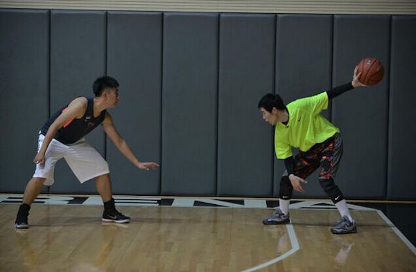 怪球手萧敬腾篮球水平如何科比见他都曾带雨伞