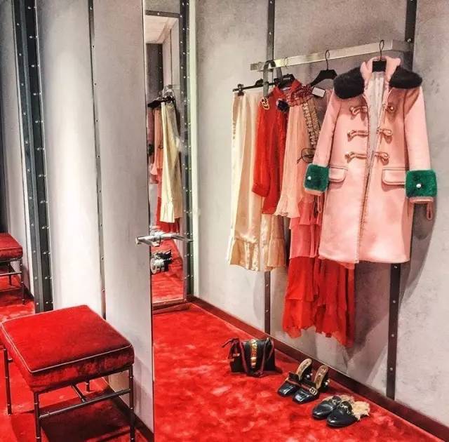 她是身高不到一米六的“丑小鸭”，靠才华和品位玩转时尚圈