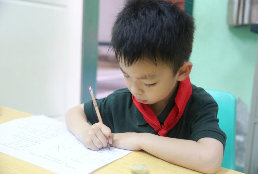 中午的教室很安静用英语怎么说,午休时的校园鸦雀无声