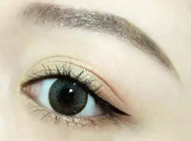 杨幂、戚薇都在用！这款小众眼影真这么好？