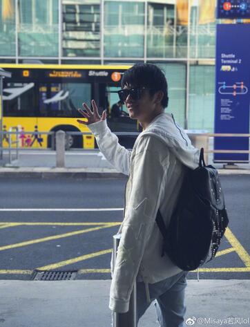 LOL若风微博晒帅照，P图技术突飞猛进？