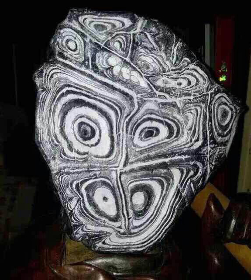 此石几十年来价格一直很高，要个带洞或象形更是高的要命