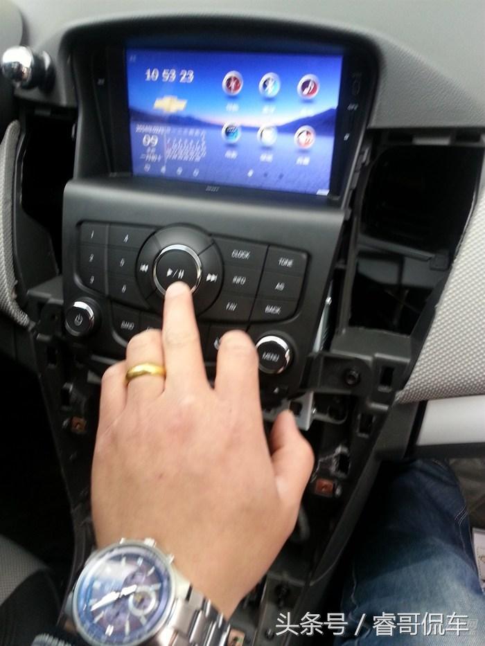 没钱买高配只能自己动手了！科鲁兹车主加装大屏导航倒车影像