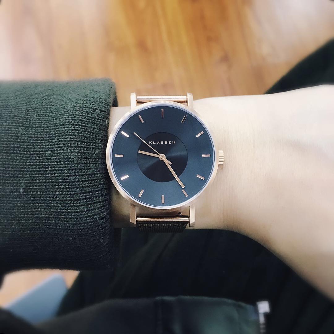 高级时尚手段带,手段上的时尚单品女