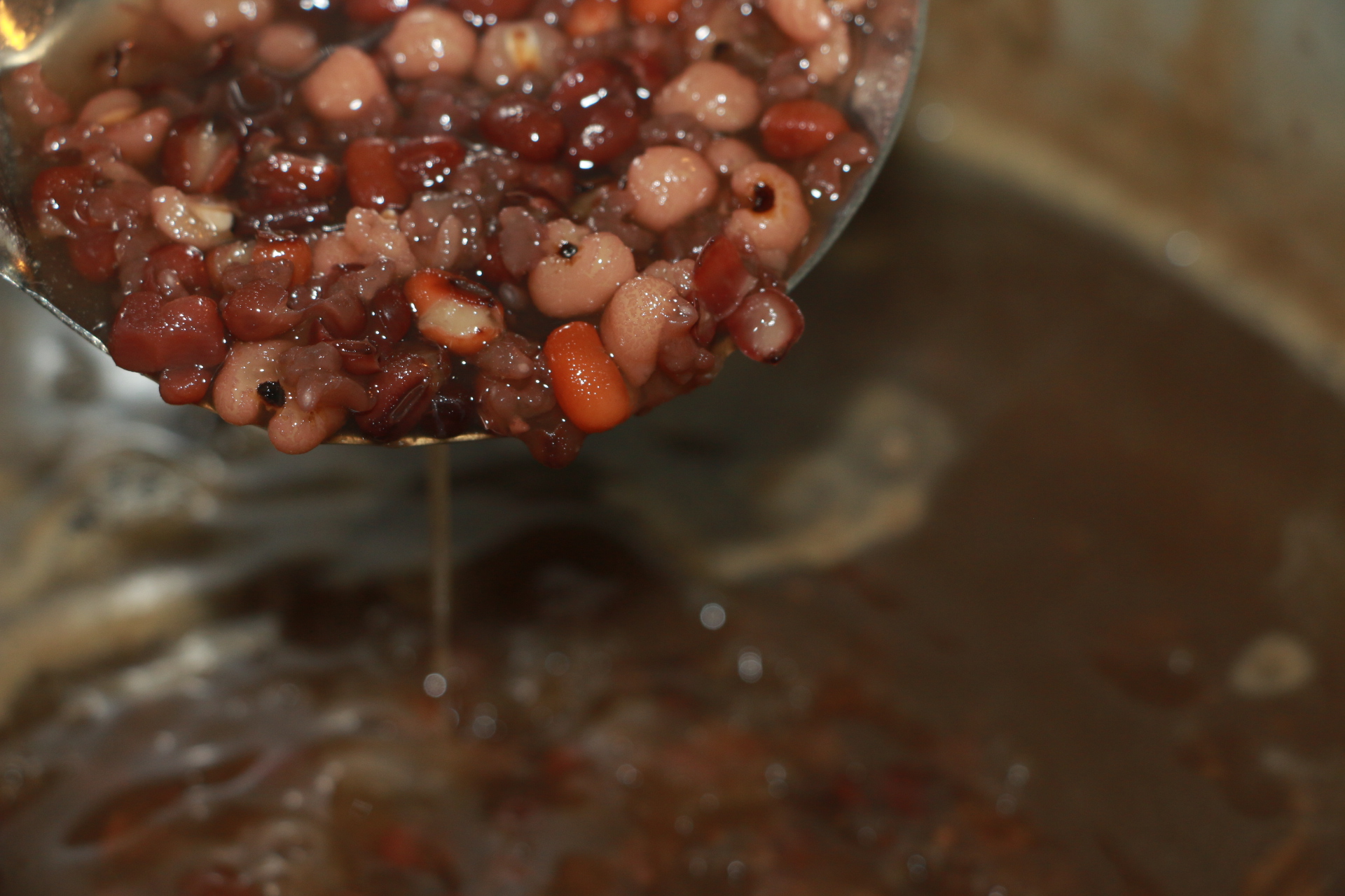 夏季薏米赤小豆煲汤,薏米赤小豆汤什么季节喝效果最好