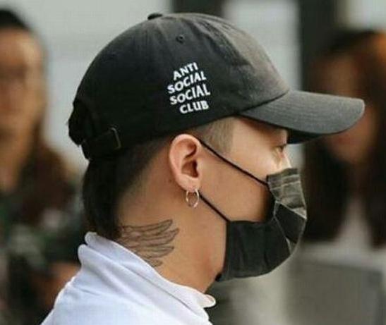 杨幂吴亦凡陈伟霆唐嫣等明星街拍最爱戴的棒球帽，竟来自这些潮牌，你知道几个？