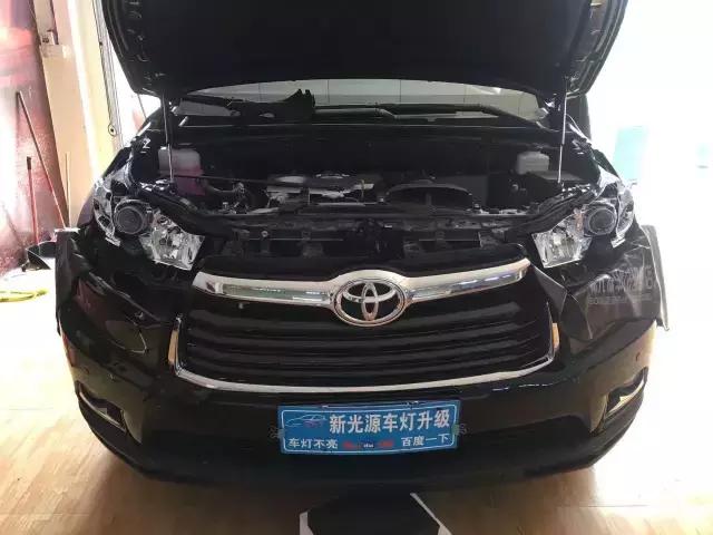 惠州新光源灯光升级‍，汉兰达原车灯发黄昏暗升级NHK德国版海五双光透镜！