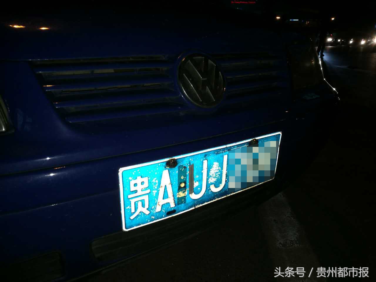 给违停的车贴张纸在车牌上犯法不,为博眼球贴渣男车贴车主被罚