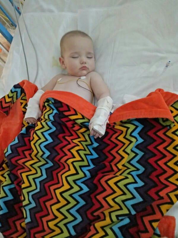 逛超市小孩从购物车掉下来,逛超市丢孩子