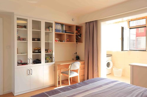 苏州景山*瑰园玫**80平米现代北欧风格两居室设计案例，大面积选用了烤漆门板与橡木纹理