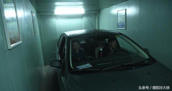 重庆真的是一个神奇之城，天桥在22楼大马路修在楼顶汽车要坐电梯