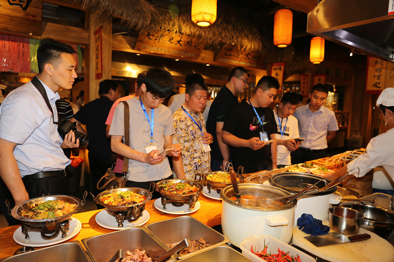 餐饮发展趋势——滨州餐饮协会百人考察团前来参观考察明档