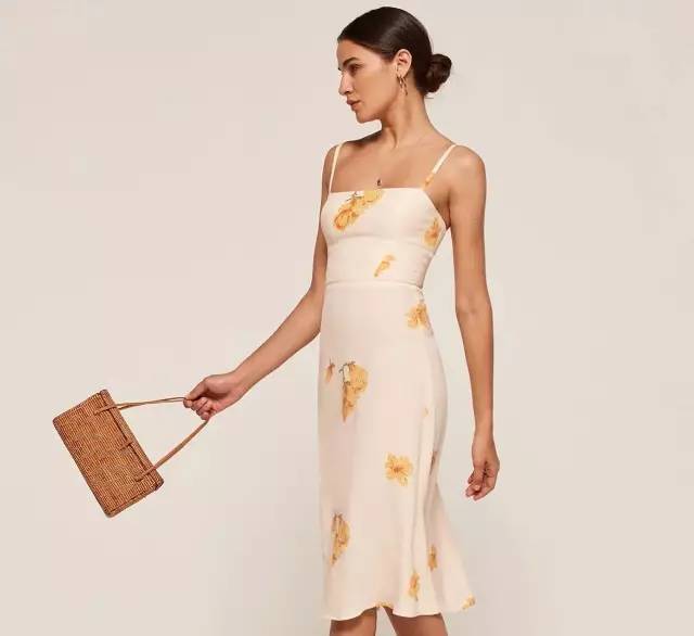 趁衣服打折多买几件,趁换季打折赶紧来挑几套新衣服