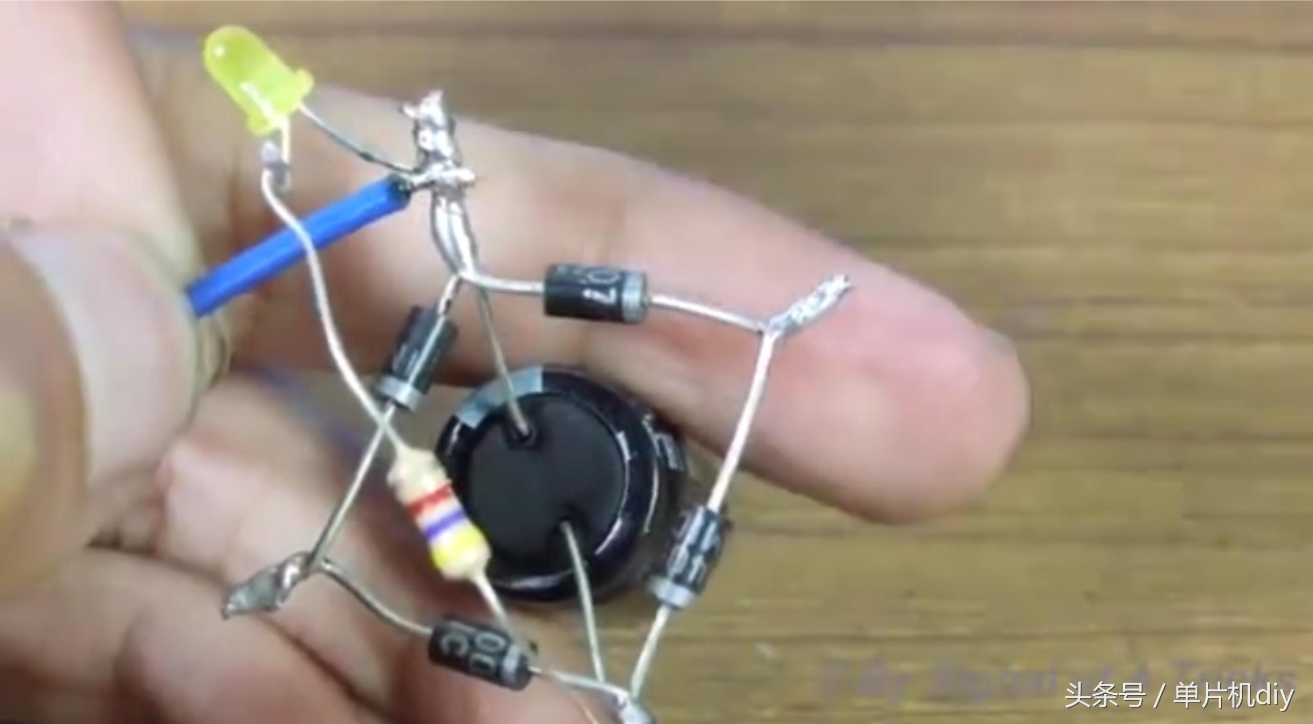 几个电子元件自制220v转12v电源,自制简单的12v充电器充满电就转灯