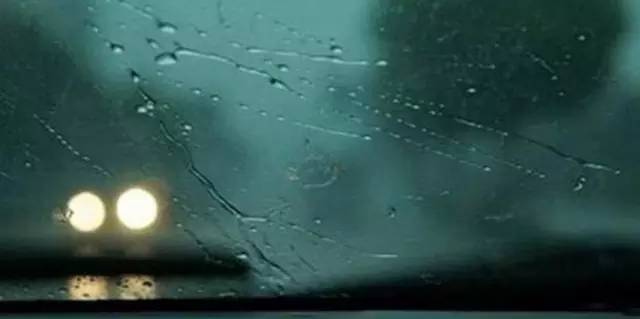下雨路面开车技巧,开车下雨天走石子路技巧