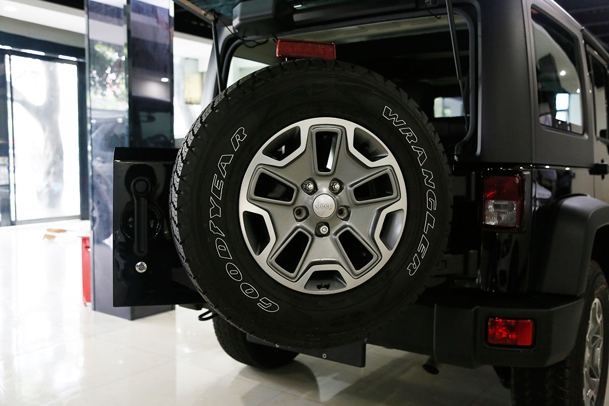 牧马人越野车二手车柴油版,2018牧马人到店高清实拍