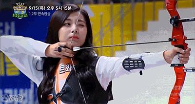 姑娘射个箭这么有风度