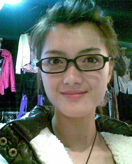 演《便衣警察》爆红，却息影经商巨亏，与齐秦传绯闻，今52岁仍单身