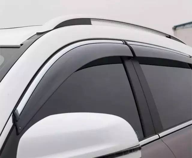 下雨路面开车技巧,开车下雨天走石子路技巧