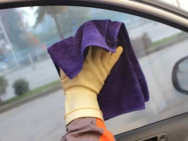 下雨路面开车技巧,开车下雨天走石子路技巧